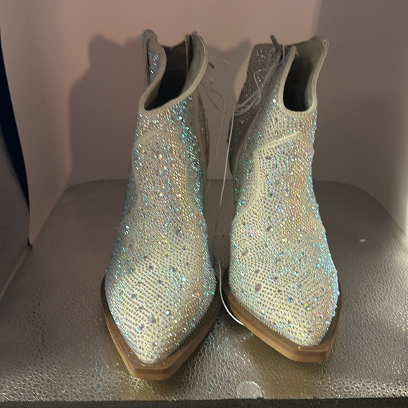 Fashion boots very G. Size 10. 3 inch heels. They’re absolutely gorgeous - Picture 1 of 9